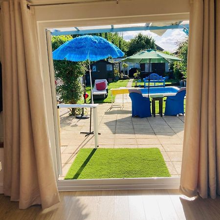 Modern Bungalow With Private Swimming Pool Maidenhead Eksteriør bilde